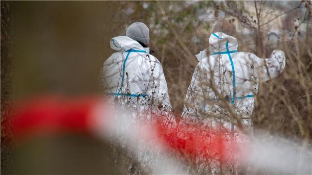 Tote 18-Jährige in Pasewalk - zwei Tatverdächtige in Haft Spurensuche der Kriminalpolizei: Eine seit Mittwochabend vermisste 18-Jährige ist am Donnerstagabend in Pasewalk (Landkreis Vorpommern-Greifswald) tot aufgefunden worden.