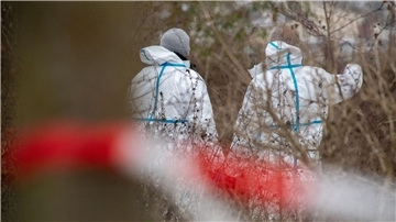Spurensuche der Kriminalpolizei: Eine seit Mittwochabend vermisste 18-Jährige ist am Donnerstagabend in Pasewalk (Landkreis Vorpommern-Greifswald) tot aufgefunden worden.