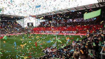 St. Paulis Fans feiern ihre Mannschaft beim Einlaufen.