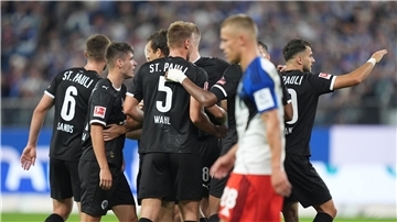 St. Paulis Spieler jubeln nach dem Treffer zum 0:1.