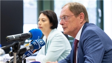 Staatsanwältin Angela Miechielsen und Oberstaatsanwalt Hans Kornprobst informieren über den Abschluss der Ermittlungen gegen Kirchenverantwortliche im Missbrauchsskandal.
