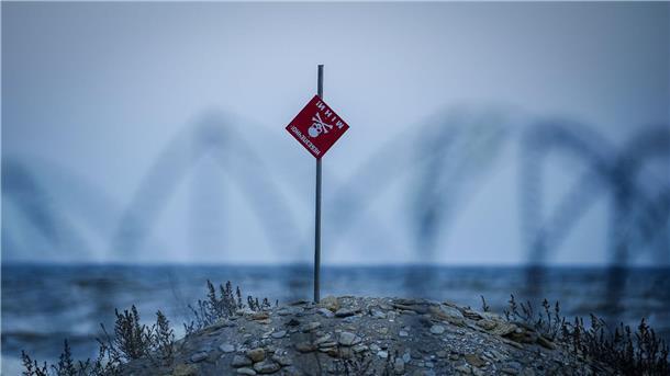 Stacheldraht und ein Hinweisschild für Minen sichern einen Strand östlich von Odessa am Schwarzen Meer.