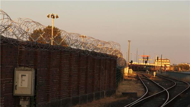 Stacheldraht und Mauer brauchten die durch den Angeklagten eingeschleusten Männer aus Albanien, die über Cuxport nach England wollten, gar nicht zu überwinden: Sie fuhren im Kofferraum mit.