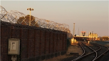 Stacheldraht und Mauer brauchten die durch den Angeklagten eingeschleusten Männer aus Albanien, die über Cuxport nach England wollten, gar nicht zu überwinden: Sie fuhren im Kofferraum mit.