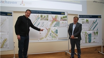Stadtbaurat Andreas Eickmann (rechts) und Landschaftsarchitekt Gerko Schröder (Büro „Treibhaus“) präsentierten in der Bürgerhalle den Siegerentwurf für das Deichband-Projekt Cuxhaven