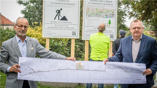 Stadtbaurat Bernd Schomaker (links) und Stadtplanungsamt-Dezernent Torsten Neuhoff geben den Startschuss für den Bau eines Radweges von Wulsdorf in den Fischereihafen.