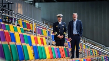 Stadthallenchef Ottmar Gimpel und Kommandeur der Marineoperationsschule, Kapitän zur See Jens Grimm (links) freuen sich auf viele Gäste. 