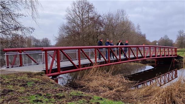 Stadtrat Bernd Schomaker (2. von links) besichtigte mit (von links) Amtsleiter Enno Wagener, den
Stadtverordneten Astrid Milch und Martina Kirschstein-Klingner sowie der Mobilitätsbeauftragen Johanna Lichtenberg die neue Teichbrücke im Reinkenheider Park. 