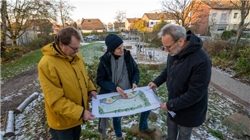 Stadtrat Dr. Ulf Eversberg, Planerin Irene Jatzkowski und Gartenbauamtsleiter Thomas Reinicke wollen alle Spielplätze so voranbringen wie den Spielplatz am Rotdornweg im Stadtteil Leherheide.  