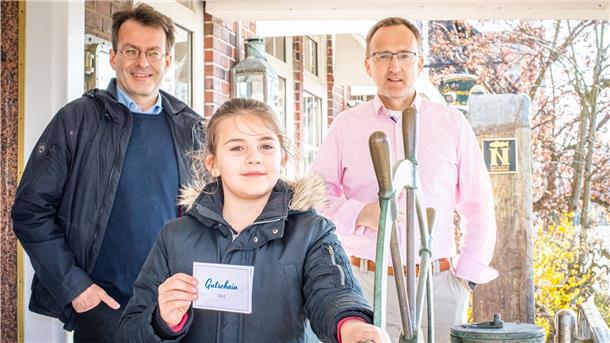 HEIMATPRÄSENT - Wir wollen lokale Läden in der Krise erhalten Stadttheater-Generalmusikdirektor Marc Niemann (von links) mit Tochter Noria (9) und Restaurantinhaber Kenneth Natusch-van Kesteren freuen sich über die Gutscheinaktion der Nordsee-Zeitung.