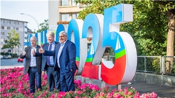 Stadtverordnetenvorsteher Torsten von Haaren (von links), Erlebnis-Bremerhaven-Geschäftsführer Dr. Ralf Meyer und Oberbürgermeister Melf Grantz enthüllten kürzlich den Schriftzug zur SAIL 2025. Ist das wirklich Werbung für die Stadt?