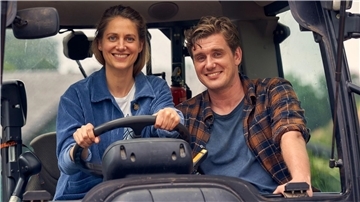 Städterin Laura (Bettina Burchard, l) fährt plötzlich mit Paul (Max Bretschneider, r) Traktor.