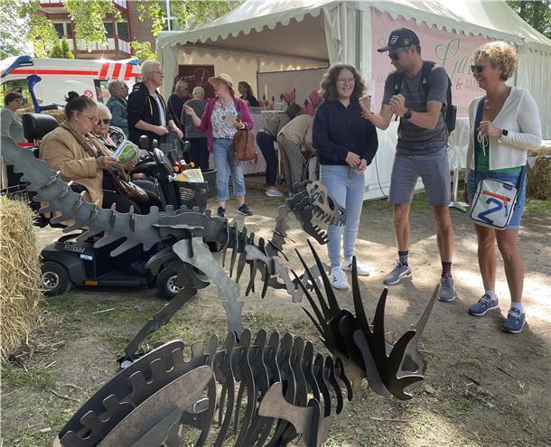 Kaiserwetter sorgt für Hochbetrieb bei der Landpartie in Nordenham Stählerne Dinosaurier für den Garten ziehen gleich am Eingang zur Landpartie die Blicke auf sich.
