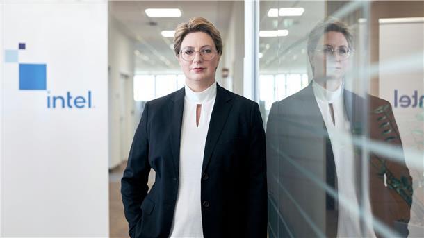 Stammt ursprünglich aus einer bayerischen Handwerksfamilie und war dort die Erste, die studiert hat, nämlich Informatik: Sonja Pierer.