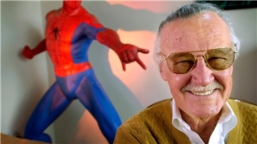 Stan Lee, Comic-Autor aus den USA, lächelt in seinem Büro vor einer Spider-Man-Figur (2002).