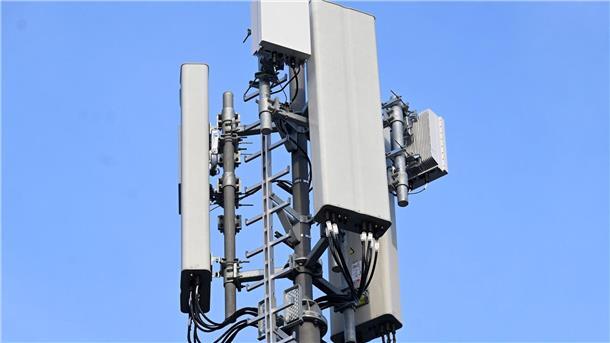 „Standalone“: O2 stellt auf reinen 5G-Mobilfunk um „Standalone“ oder „5G Plus“ bedeuten, dass sowohl bei den Antennen als auch im Kernnetz durchgängig 5G-Technologie genutzt wird.