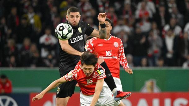 Titelverteidiger Stuttgart gewinnt auch im Pokal gegen Mainz Standen sich nach gerade einmal 72 Stunden erneut gegenüber: der FSV Mainz 05 um Jae-Sung Lee (v.) und der VfB Stuttgart um Jeff Chabot.