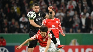 Titelverteidiger Stuttgart gewinnt auch im Pokal gegen Mainz Standen sich nach gerade einmal 72 Stunden erneut gegenüber: der FSV Mainz 05 um Jae-Sung Lee (v.) und der VfB Stuttgart um Jeff Chabot.