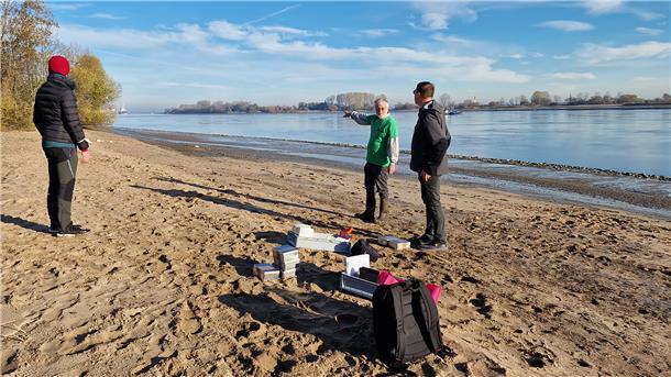 Standortbestimmung für die Probenentnahme am Schierloh-Strand in Brake: Franco Pasolini, Meinolf Leifert und Dr. Bruno Walther (von links) bei den Vorbereitungen.