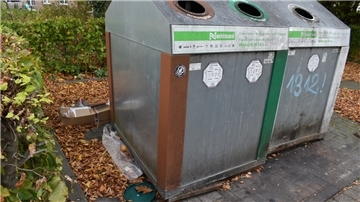 Standorte von Glas- oder auch Altkleidercontainern wie hier in Atens werden häufig als wilde Müllkippen missbraucht.