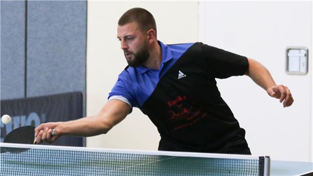 Stanislaw Ribel spielt Tischtennis beim Elsflether TB