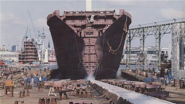 Stapelläufe wie der des Containerschiffes „E.R. Helgoland“ gehören in Bremerhaven längst der Vergangenheit an: Die Werft SSW ist nach mehreren Pleiten Geschichte.