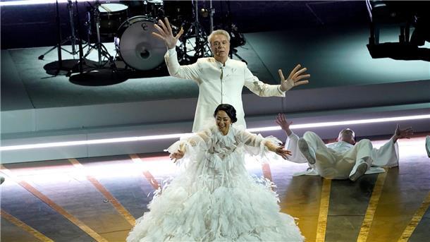 „Im Westen nichts Neues“ gewinnt vier Oscars Starke Performance: Stephanie Hsu und David Byrne singen den Oscar-nominierten Song „This is the Life“ aus „Everything Everywhere All at Once“.