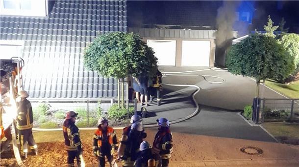 Starke Rauchentwicklung aus der Garage rief die Feuerwehr auf den Plan.