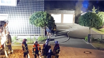 Starke Rauchentwicklung aus der Garage rief die Feuerwehr auf den Plan.