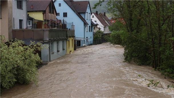 Starke Regenfälle haben in der Ortschaft Hausen bei Bad Ditzenbach im Landkreis Göppingen die Fils über die Ufer treten lassen.