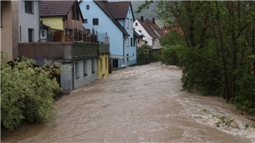 Starke Regenfälle haben in der Ortschaft Hausen bei Bad Ditzenbach im Landkreis Göppingen die Fils über die Ufer treten lassen.