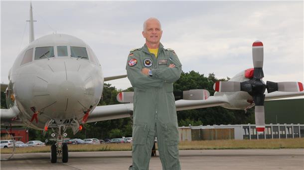 Kapitän zur See Oliver Ottmüller steht vor dem Seeaufklärer P-3C Orion. 