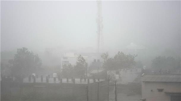 Tote durch Zyklon in Indien und Pakistan Starke Winde und anhaltende Regenfälle sind nach dem Landfall des Zyklons „Biparjoy“ im Bezirk Kutch im westindischen Bundesstaat Gujarat zu sehen.