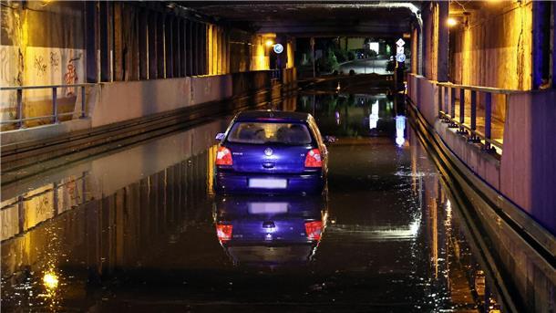 Überflutete Keller und Straßen durch Regen in Aschaffenburg Starker Regen hat am Abend in Aschaffenburg zu einigen überlaufenen Kellern und Straßen geführt.