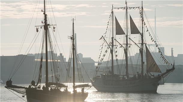 Die schönsten Bilder von der herrlichen Schiffs-Parade Start am Morgen in Bremen: Die "Großherzogin Elisabeth" und der Logger "BV2".