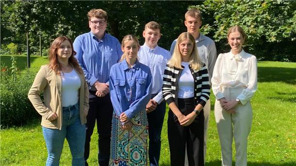 Frischer Wind für die Verwaltung: Ausbildungsstart im Finanzamt Nordenham Start der Ausbildung beim Finanzamt Nordenham (von links): Franziska Knüpfer, Philipp Boyks, Ela Betül Cansever, Conner Alexander Freese, Majandra Hofschildt, Jan-Hendrick Offen und die Ausbildungsleiterin Pia-Charlotte Holthaus.