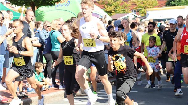 Start des 5-Kilometer-Laufes: Der begann am Nachmittag, Erwachsene und Jugendliche stellten sich den Herausforderungen.