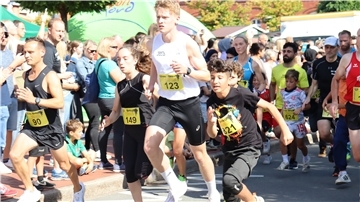 Start des 5-Kilometer-Laufes: Der begann am Nachmittag, Erwachsene und Jugendliche stellten sich den Herausforderungen.