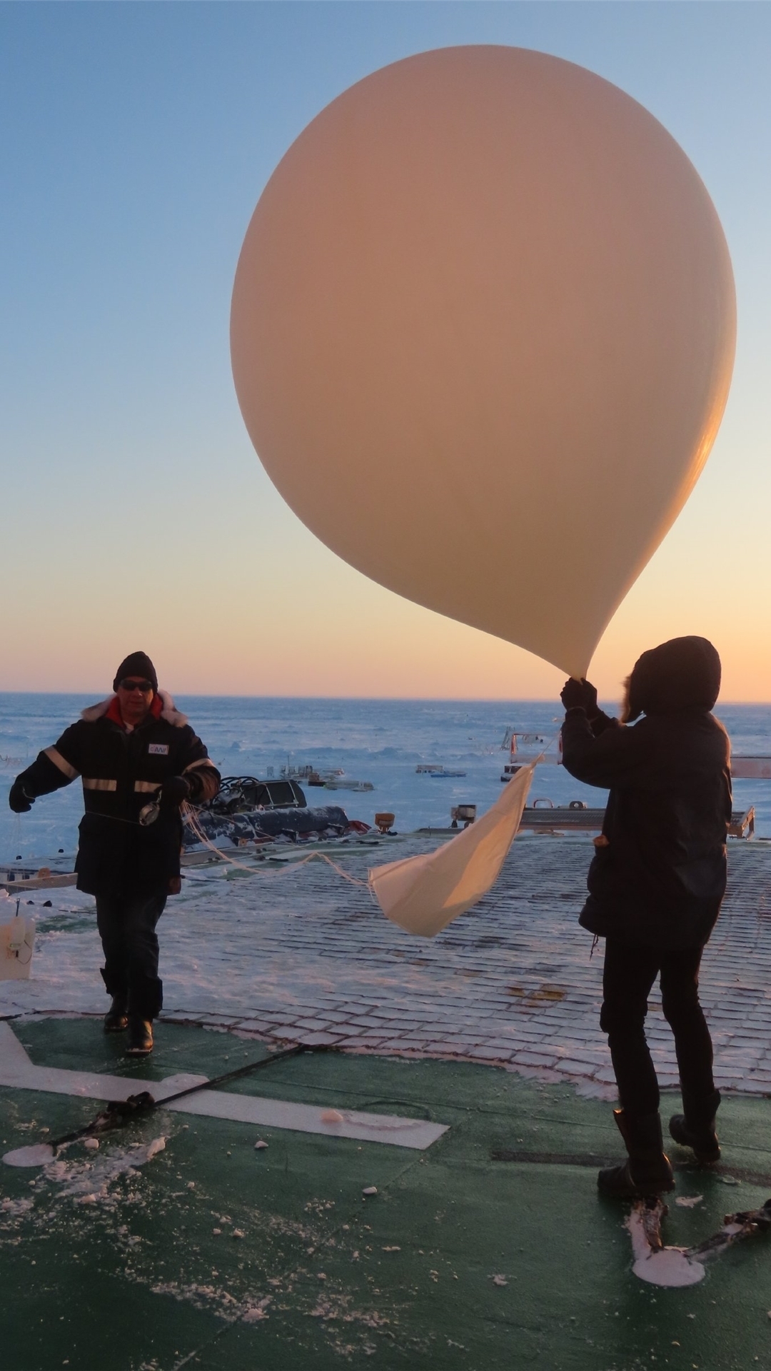 Start einer Ozonsonde während der „Mosaic“-Expedition.