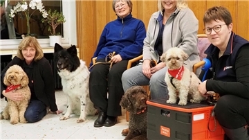 Startklar für den Besuchsdienst: (von links) Sabine Zinn mit Hündin Bruni, Hanne Fischer-Voigt mit Yarka, Frauke Neels mit Hilde und Ausbilderin Heike Walter mit ihrer Hündin Luna.