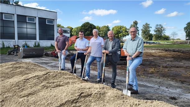 Iselersheimer Ortskern bekommt komplett neues Gesicht Startschuss für die Neugestaltung des Iselersheimer Ortskernes: Frank Quell (von rechts), Bürgermeister Michael Hannebacher und Thomas Popp aus dem Bremervörder Rathaus mit dem Iselersheimer Ortsbürgermeister Matthias Haak und Bauleiter Martin Ohm von der Firma Jacobs.