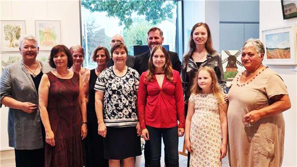 „Freie Vögel“ zeigen ihre Kunstwerke im Gnarrenburger Bürgerhaus Stasya Zubova mit ihrer Malgruppe „Freie Vögel“: Sandra Augustin, Karen Baron, Monika Dreyer, Maria Kauer, Marion Markowski, Jana Schluckebier, Annika Steffens und Reika Charlotte Maiwald bei der Ausstellungseröffnung mit Bürgermeister Marc Breitenfeld.