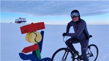 Stationsarzt und -leiter der Antarktis-Station „Neumayer III“, Peter Jonczyk, bei einer Erkundungstour mit dem Fahrrad in der Antarktis. Helm, Funkgerät und GPS sind immer dabei.