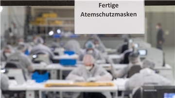 Statt Bezüge für schicke Autos werden beim Autozulieferer Zender in Osnabrück seit mehreren Wochen Mund-Nasen-Schutz-Masken produziert. 