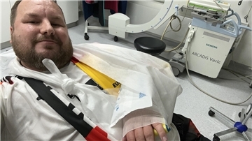 Statt im Stadion zu sein, lag Fußballfan Kai Flathmann im Krankenhaus in München - verfolgte das Eröffnungsspiel der deutschen Nationalmannschaft dort aber auf dem Handy.