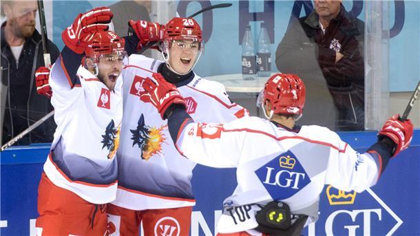 Eine weiße Jubeltraube. Die Eishockeyspieler von Grenoble hatten viel zu feiern.