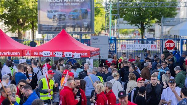 Gewerkschaft bestreikt erstmals die Kölner Ford-Werke Statt zur Arbeit ins Werk zu gehen, bleiben die Streikenden vor dem Tor und holen sich Streik-Koupons ab.