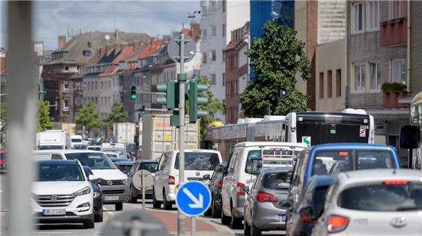 Freie Fahrt in Richtung Deichbrand: Sperrung der A27 ist aufgehoben Stau auch in der Bremerhavener City.