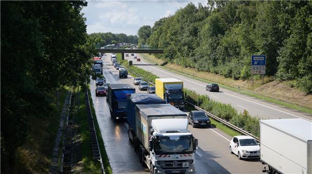 Freie Fahrt in Richtung Deichbrand: Sperrung der A27 ist aufgehoben Stau auf der A27.
