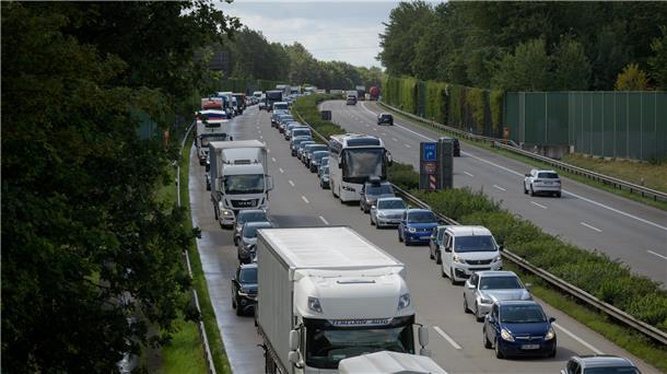Freie Fahrt in Richtung Deichbrand: Sperrung der A27 ist aufgehoben Stau auf der A27.
